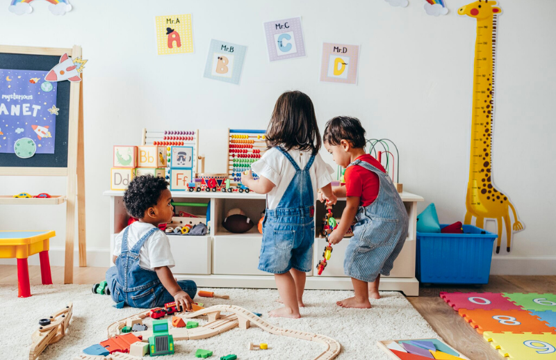 Utiliser un tapis pour enfants pour délimiter une zone de jeu ou lecture
