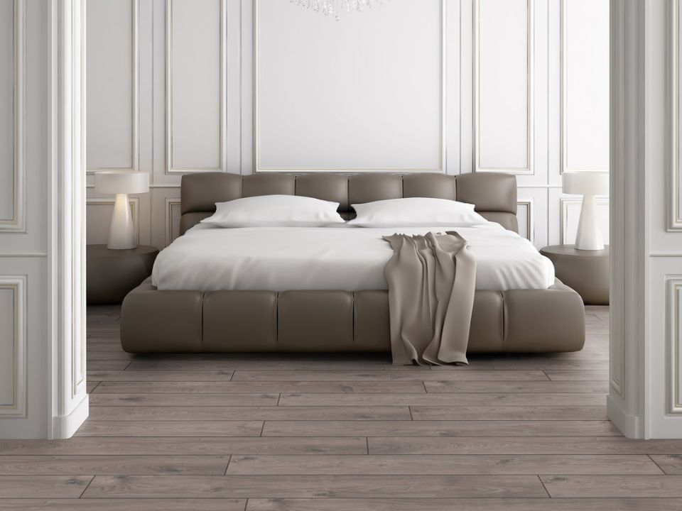 Chambre minimaliste moderne avec un grand lit et des couvertures blanches