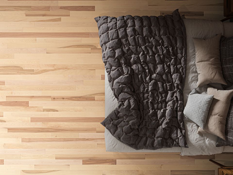 vu de haut d'une chambre chaleureuse avec des plancher de bois, des coussins volumineux et un jeté douillet