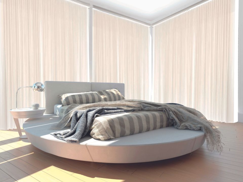 Chambre à coucher avec lit rond et Habillage de fenêtre style voilages