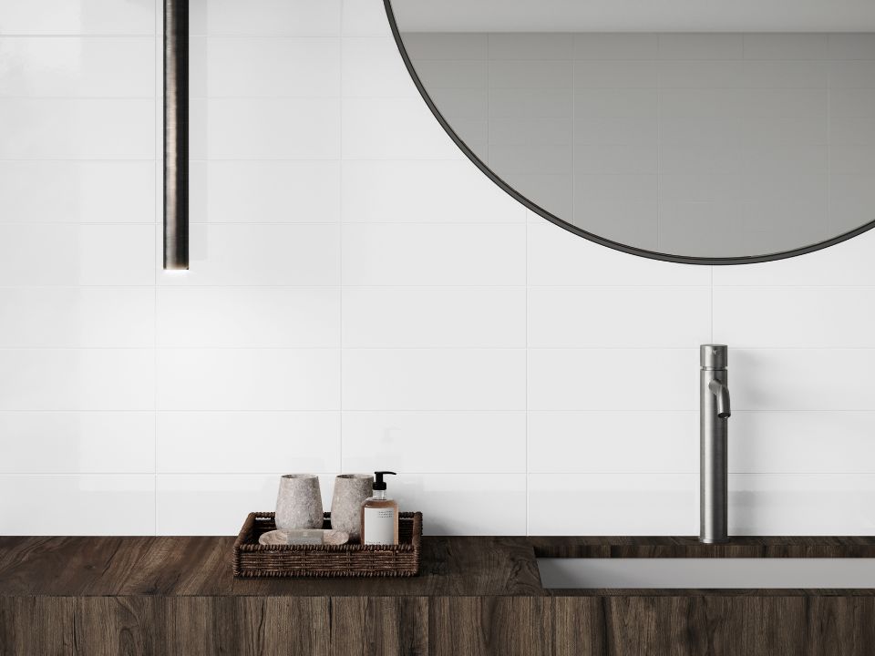Salle de bain avec céramique simple de forme rectangulaire avec coulis blanc