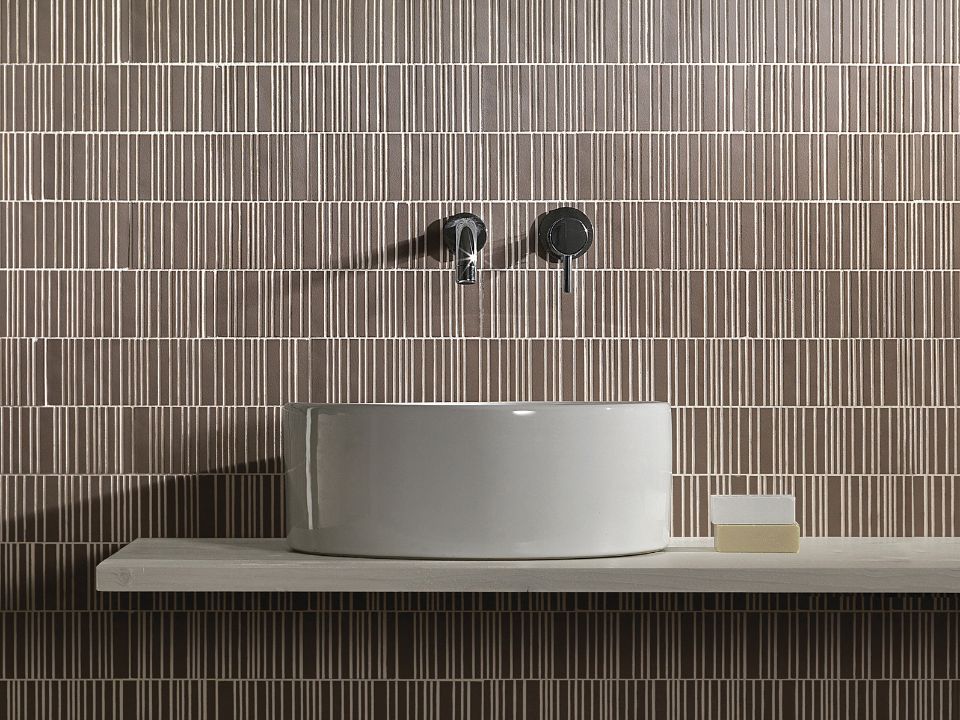 Évier de salle de bain avec des tuiles texturées et un coulis contraste.
