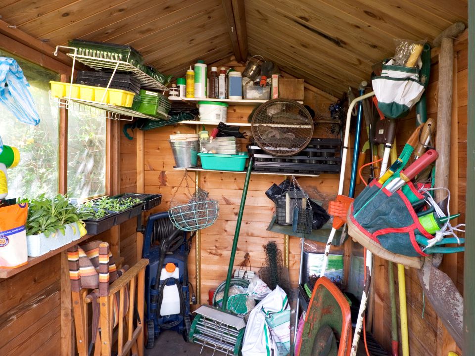 Intérieur d'un cabanon extérieur avec rangement