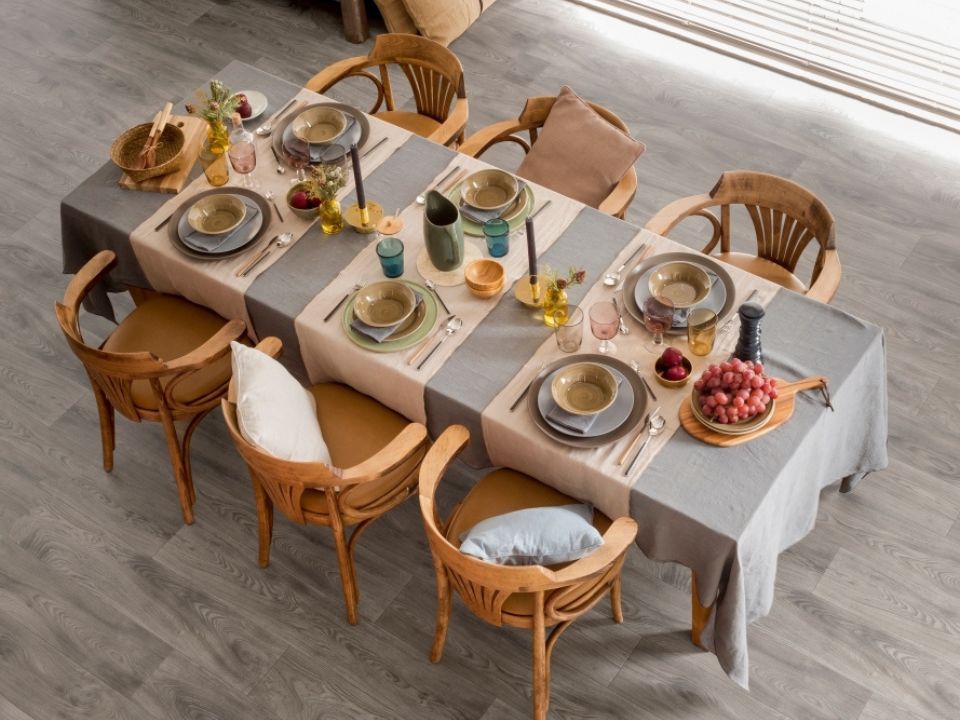 Table à manger avec revêtement de plancher gris écologique